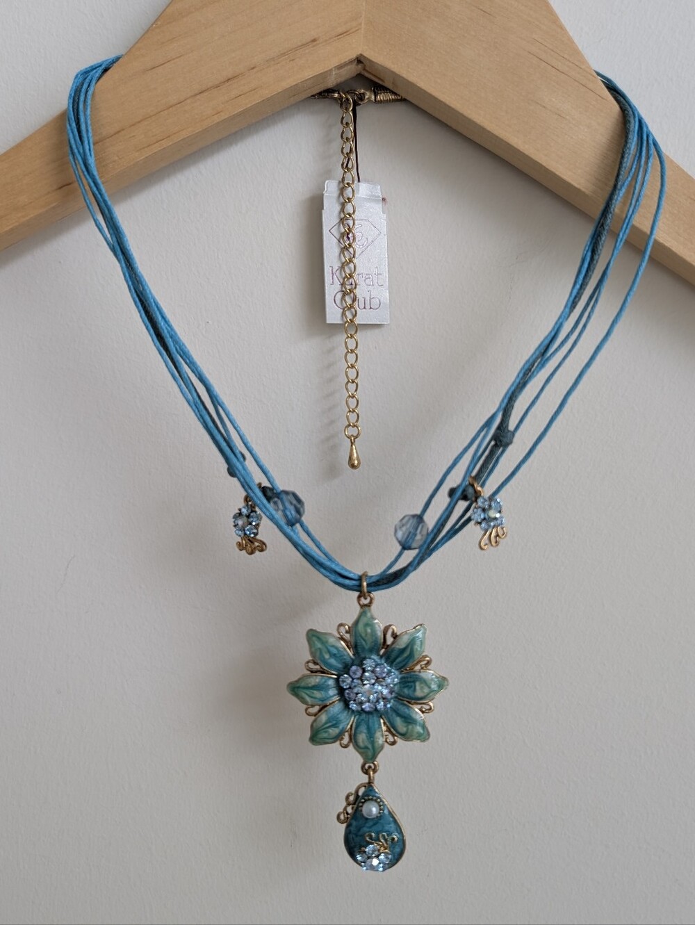 NWT Karat Club bright blue short necklace with large flower pendant gold tone